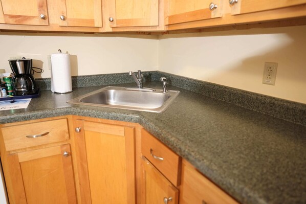 Apartment (2 Bedrooms) | Private kitchen | Fridge, microwave, oven, stovetop - University Retreat With Plenty of Restaurants Nearby (St. Louis)