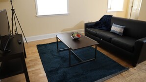 Apartamento (2 Bedrooms) | Zona de estar | Una televisión