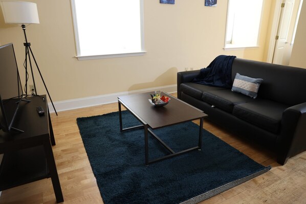 Apartment (2 Bedrooms) | Wohnbereich | Fernseher