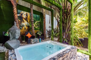 Bain à remous extérieur