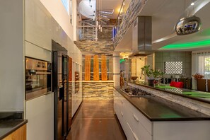 Réfrigérateur, batterie de cuisine, vaisselle et ustensiles