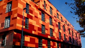 A modern building with a geometric facade and multiple windows. - Havenhostel Stade GmbH - Double room (Stade)