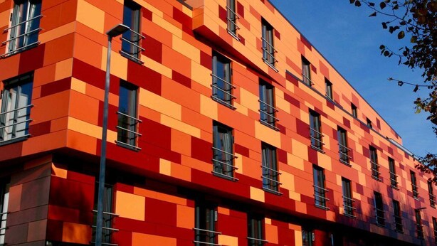 A modern building with a geometric facade and multiple windows. - Havenhostel Stade GmbH - Double room (Stade)