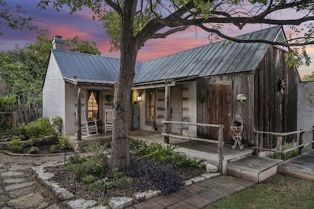 Exterior. Wildflower Cottage/PERFECT LOCATION!!/Walk to Main/Marktplatz!!