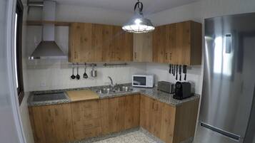 Een koelkast, een magnetron, een kookplaat