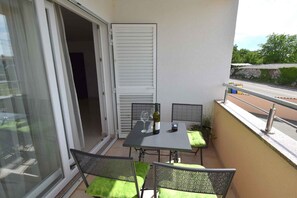 Outdoor dining - Holiday apartment with balcony and air conditioning (Malinska)