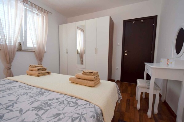 2 bedrooms, WiFi - Holiday apartment with balcony and air conditioning (Malinska)