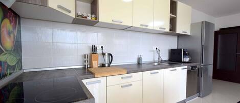 Een koelkast, een microgolfoven, een oven, een kookplaat