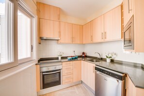 Kylskåp, mikrovågsugn, ugn och diskmaskin