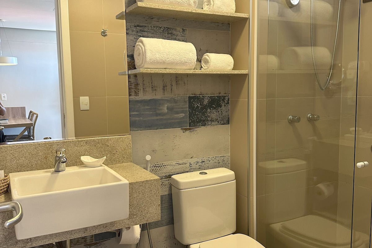 shower, rainfall showerhead, free toiletries, hair dryer