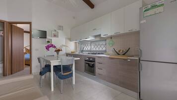 Kühlschrank, Ofen, Herdplatte, Kochgeschirr/Geschirr/Besteck