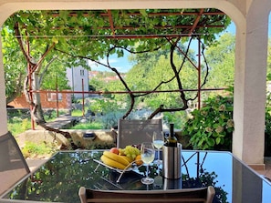 تناول الطعام بالخارج