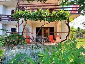 Property grounds - Holiday apartment with air conditioning and cosy terrace (Šilo)
