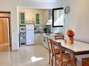 ثلاجة، ميكروويف، فرن، موقد طهي مسطح