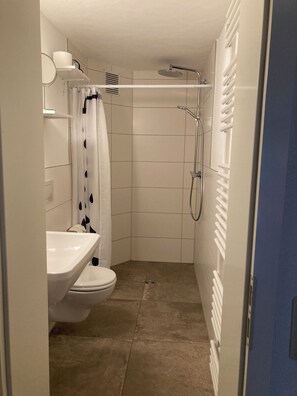 Shower, hair dryer, towels, soap - Large, cozy vacation home in a quiet location (Groß Mohrdorf / Hohendorf)