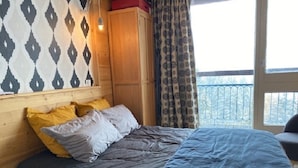 2 soverom, strykejern/-brett, reiseseng for barn og sengetøy