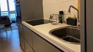 Kaffetrakter/tekoker, kjøleskap, mikrobølgeovn og ovn