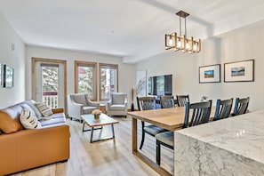 Smart TV, fireplace - Luxury Condo - Newly Renovated and New Furniture - Outdoor Pool - Mountain Views (Canmore)