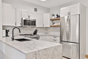 Refrigerador, microondas, horno y parrilla de estufa 