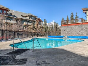 Outdoor pool, a heated pool - Luxury Condo - Newly Renovated and New Furniture - Outdoor Pool - Mountain Views (Canmore)
