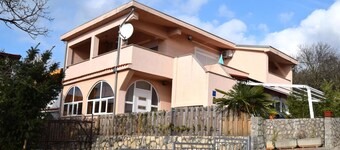 Holiday apartment with sea view