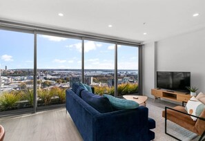 TV - Union Green Apt w Stunning Views & Free Parking (Auckland CBD)