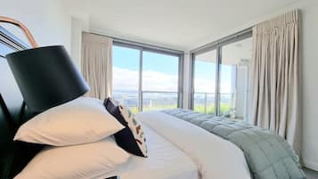 3 bedrooms, desk, iron/ironing board, WiFi