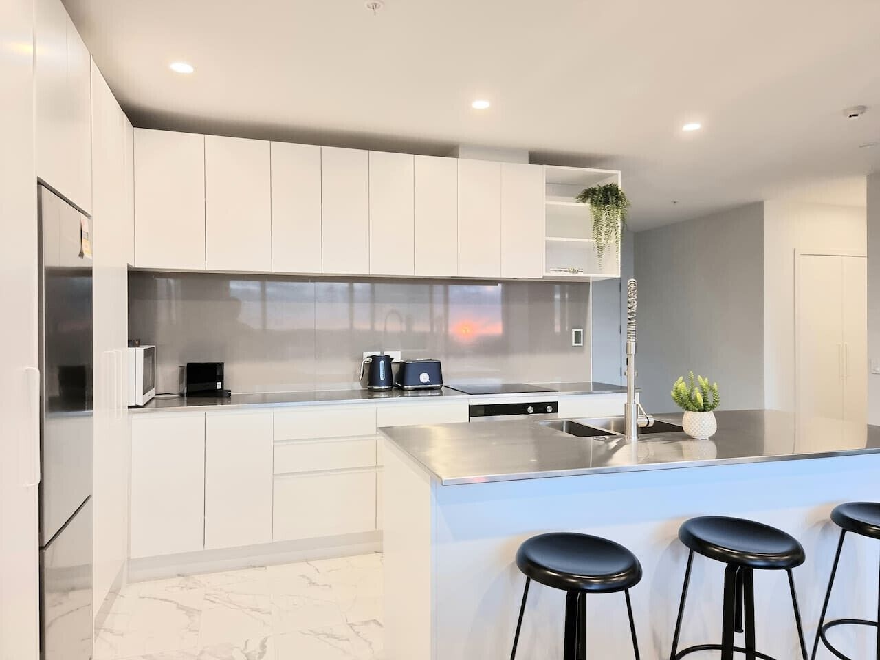 冷蔵庫、電子レンジ、オーブン、コンロ