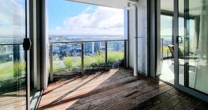 Union Green Apt w Stunning Views & Free Parking