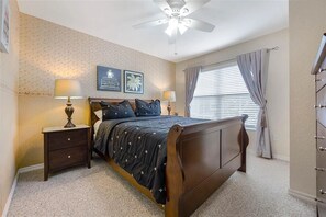 3 chambres, bureau, fer et planche à repasser, lit parapluie