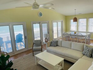 Smart-TV, DVD-Player, Bücher, Stereoanlage