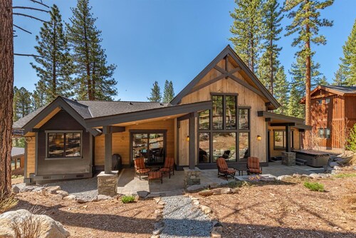 Lavish Cabin By Tahoe Getaways -Gray's Crossing - Hot Tub - Pool Table- Bunk Room