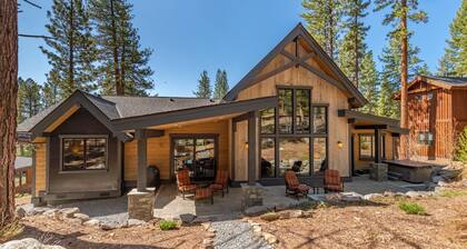 Lavish Cabin By Tahoe Getaways -Gray's Crossing - Hot Tub - Pool Table- Bunk Room