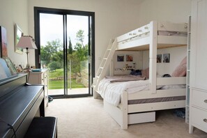 4 chambres, fer et planche à repasser, accès au Wi-Fi (inclus)
