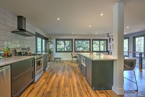 Frigorífico, microondas, horno y placa de cocina