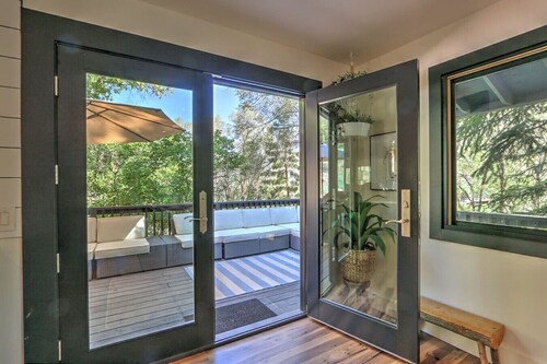 Modern Mountainside Home w/ Lg Deck, Near Downtown