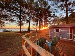 Terrace/patio - Waterfront Cottage in Beautiful Hoopers Island (Fishing Creek)