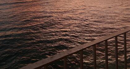 ALOHA-Diamond Head Location and friendly Oceanfront Building. 302