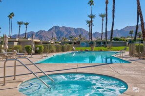 Una piscina al aire libre, una piscina climatizada