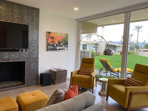 TV connectée, cheminée, écrans d'ordinateur, imprimantes