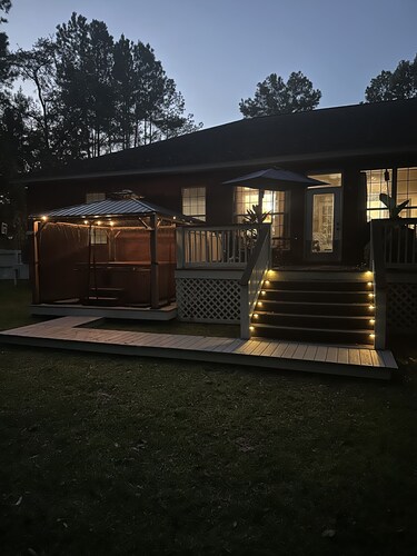 Relax! New Hottub in this 5⭐️ home•Family Friends•beautiful neighborhood• 🏈