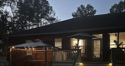 Relax! New Hottub in this 5⭐️ home•Family Friends•beautiful neighborhood• 🏈