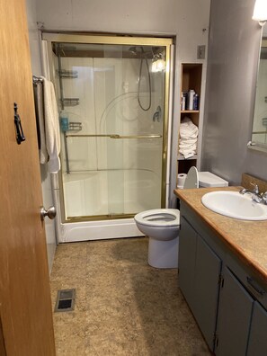 Een douche, een haardroger, handdoeken, zeep