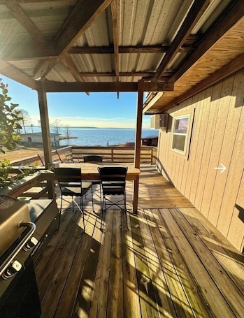 屋外ダイニングエリア. Private lakefront home with amazing views!