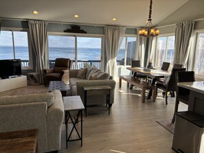 Smart TV, fireplace, stereo - Large 3BR 3 Bath Waterfront Gem SPECTACULAR VIEWS. Relax and Enjoy in Comfort. (Houghton Lake)