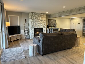 Smart TV, fireplace, stereo - Large 3BR 3 Bath Waterfront Gem SPECTACULAR VIEWS. Relax and Enjoy in Comfort. (Houghton Lake)