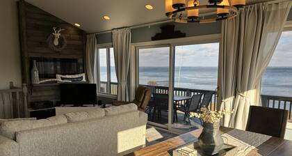 Large 3BR 3 Bath Waterfront Gem SPECTACULAR VIEWS. Relax and Enjoy in Comfort.