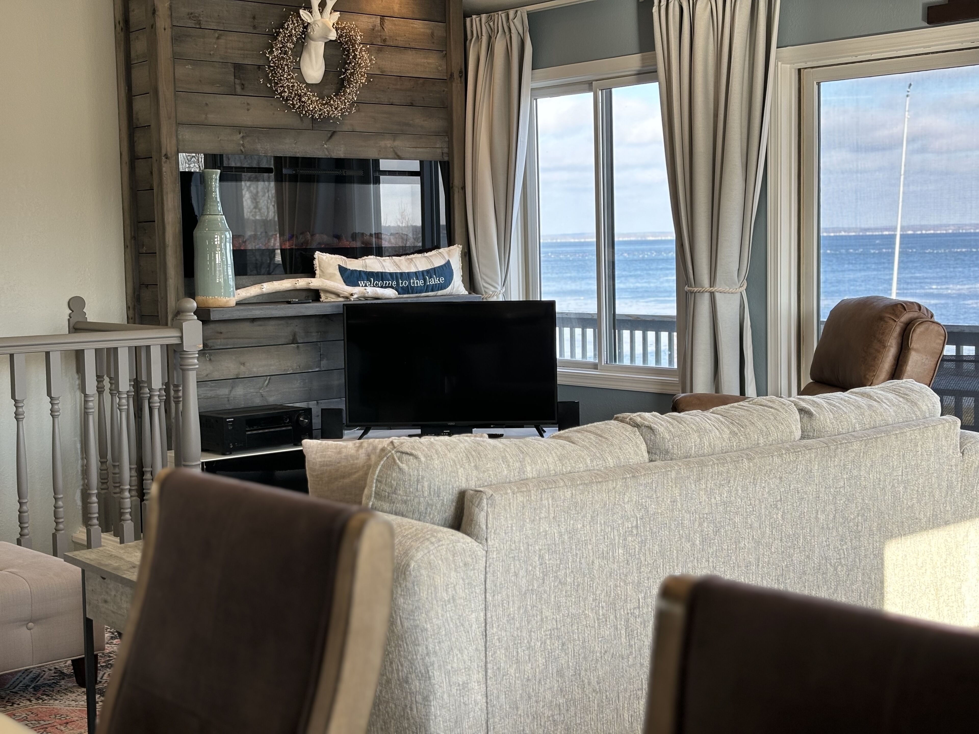 Smart TV, fireplace, stereo