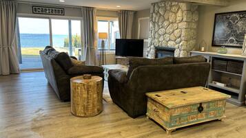 Smart TV, fireplace, stereo
