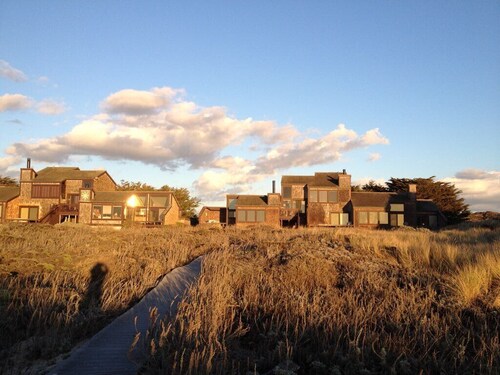 Serene beachfront getaway, breathtaking ocean views, steps from the beach!